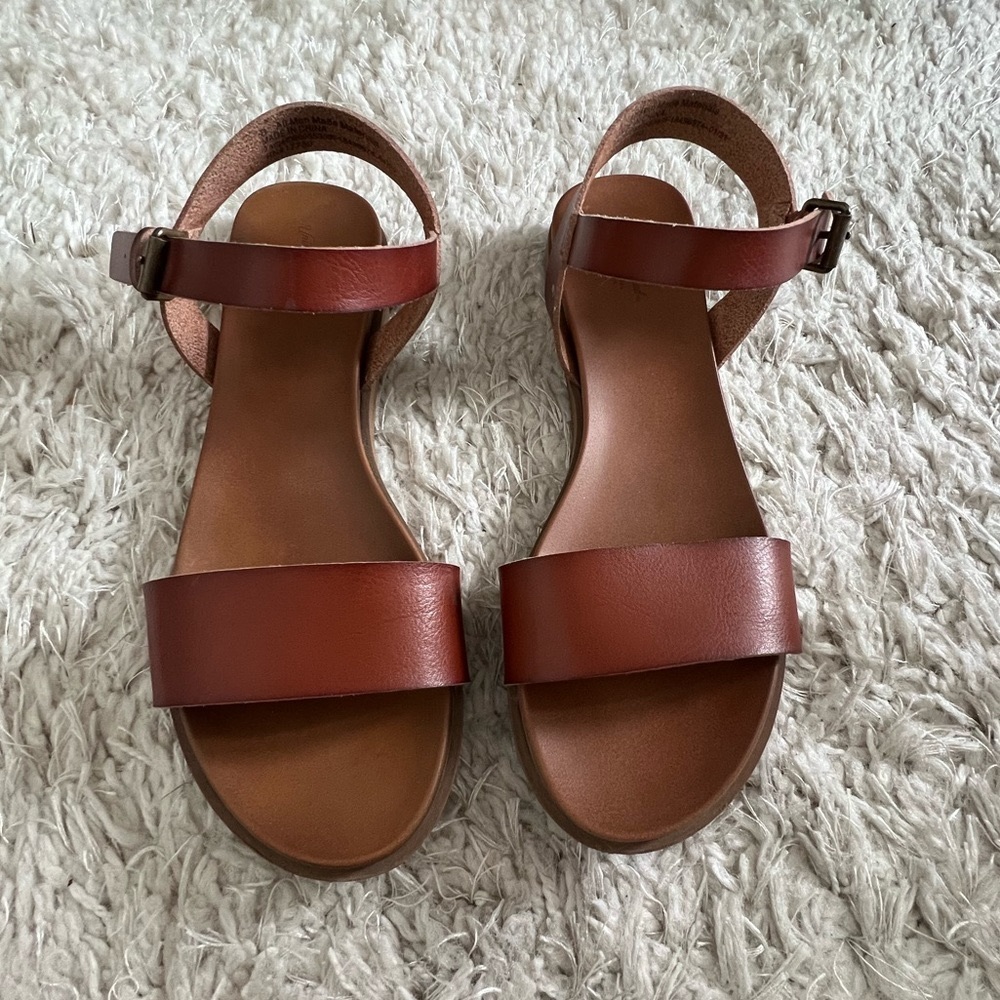 Universal Thread Sandals